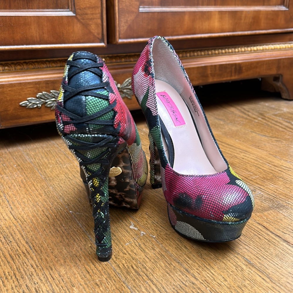 Heels - Picture 2 of 2